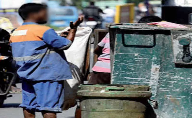 Sanitation Worker Found Money Parcel In Garbage And Hand Over It To Owner - Sakshi