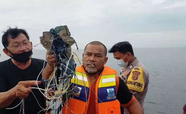 Plane Crashes: Indonesia Jet loses contact as debris found - Sakshi