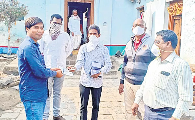 Maskless People 500 Fined In Narayankhed - Sakshi