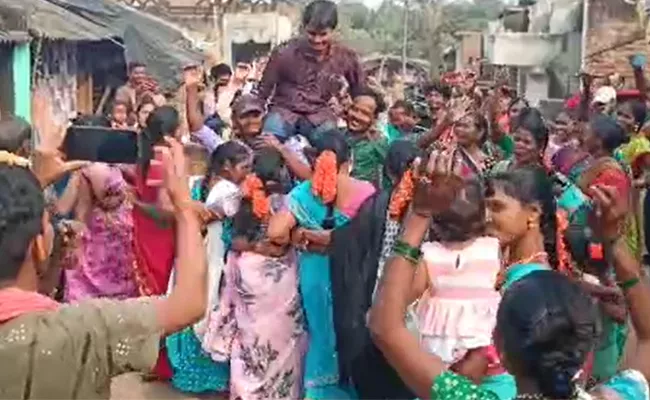 Vizianagaram Mallugudda MPHS Principal Get Rare Farewell By Villagers - Sakshi