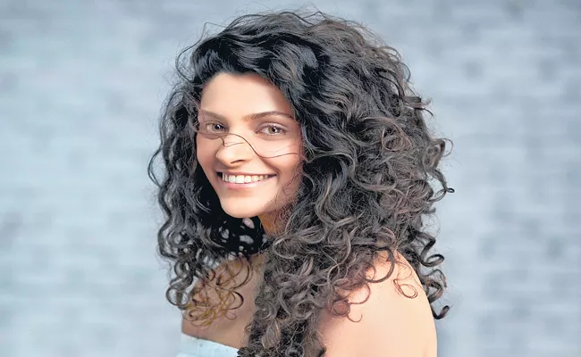 Saiyami Kher to capture Indian cricket team historic win - Sakshi