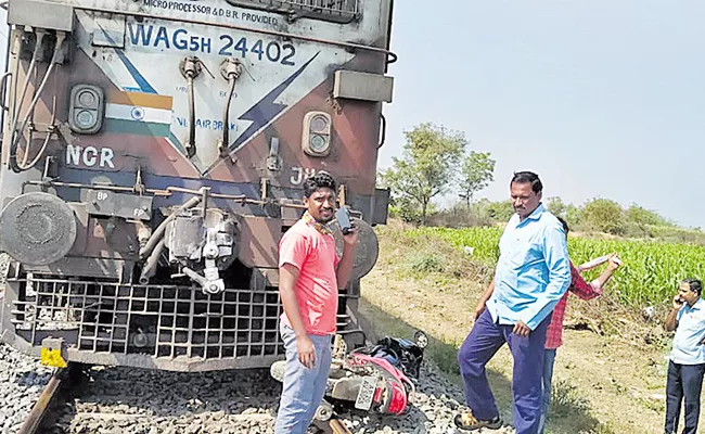 Bike Stuck On Goods  Train In Warangal District - Sakshi