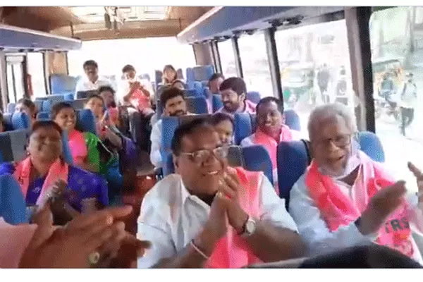 Goreti Venkanna spontaneously sung about CM KCR in Bus - Sakshi