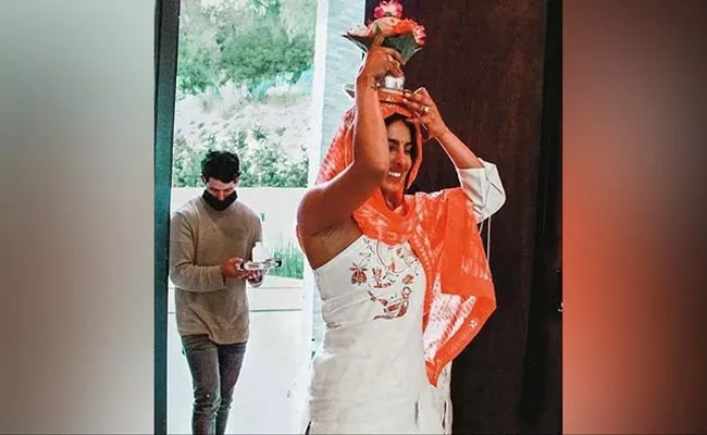 Priyanka Chopra And Nick Jonas In A Pic From Their Housewarming - Sakshi