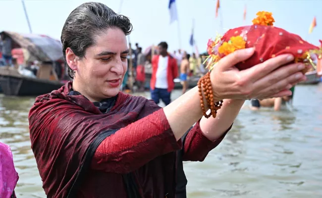 Priyanka Gandhi Vadra Takes Holy Dip In Sangam In UP Prayagraj - Sakshi