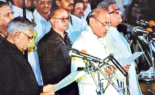 PV Narasimha Rao Photographs Is Being Held At State Art Gallery In Madhapur - Sakshi