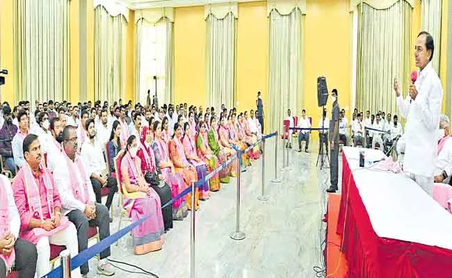 KCR Meeting With GHMC Mayor And Deputy Mayor In Hyderabad - Sakshi