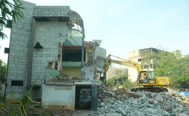 Banjarahills: MF Husains Cinema Ghar Demolition Works Begun - Sakshi