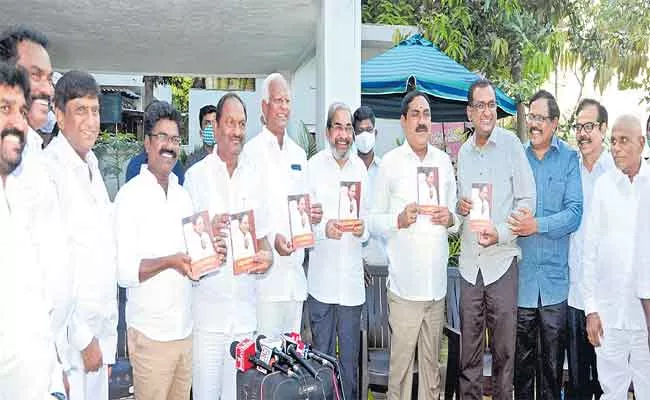 CM KCR Book Okkaganokka Released By juluri Gowri Shankar In Hyderabad - Sakshi