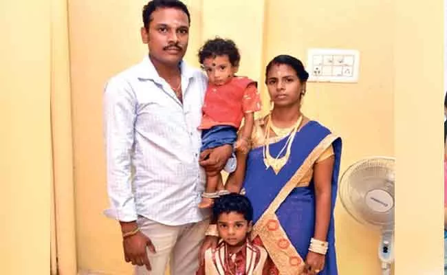 Man Deceased Two Kids And Hangs Himself In Chennai - Sakshi