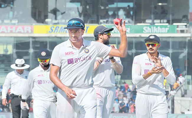 India take a 195-run lead after bowling out England for 134 in the 2nd Test - Sakshi