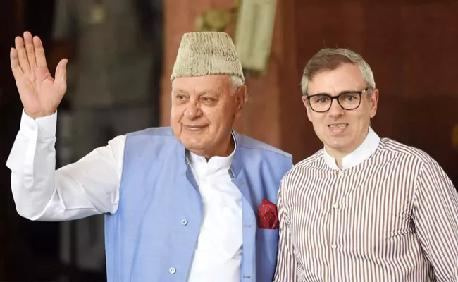 Omar Abdullah And Farooq Abdullah family put under house arrest - Sakshi