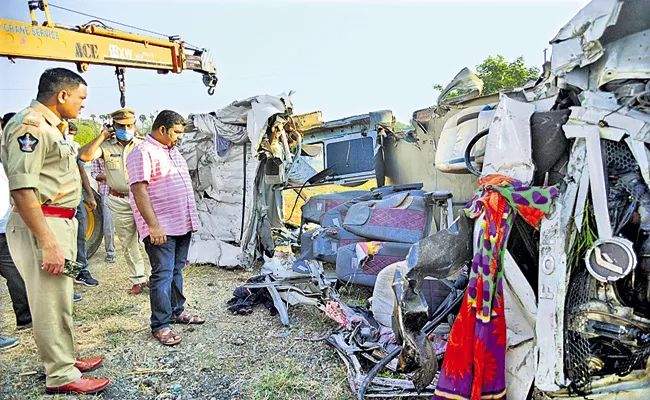 CM YS Jagan Mohan Reddy Shocked With Kurnool Road Accident - Sakshi