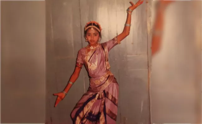 Suma Kanakala Shares Childhood Dancing Photo - Sakshi