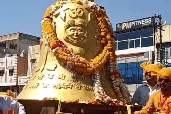 Heavy Weight Bell to Pashupathinath Temple in UP - Sakshi