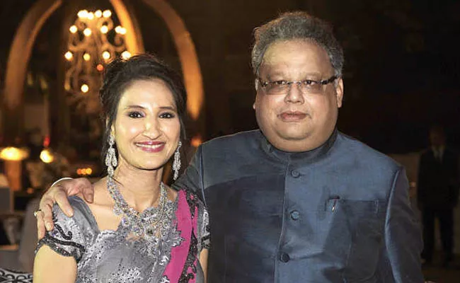 Rakesh Jhunjhunwala and his wife made Rs 18.4 crore per day - Sakshi