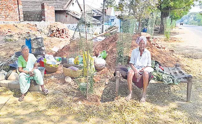 Old Couple Thrown On The Road Living On Jagtial Dharmapuri Highway - Sakshi