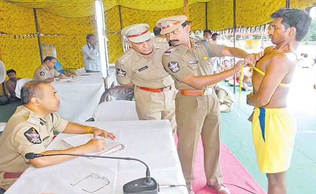 Police Department Brings New Machine to Measure Candidates Height - Sakshi