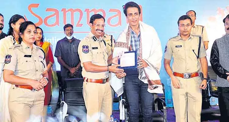 Cyberabad CP Sajjanar Felicitates Actor Sonu Sood - Sakshi