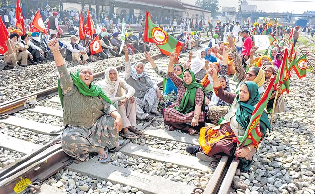 Farmers call for 4-hour nationwide rail roko - Sakshi