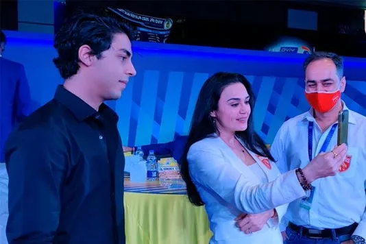 Preity Zinta Amazing Reaction To Aryan Khan After Buying Shah Rukh Khan - Sakshi