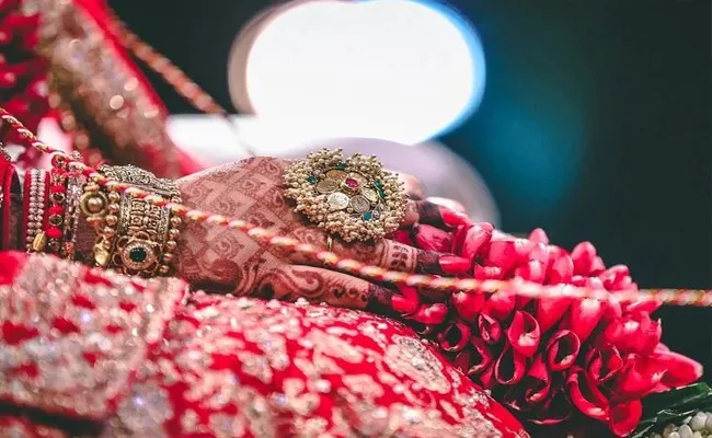 Twist: Bride Runs Away With Her Boyfriend, Groom Marries Her Sister - Sakshi