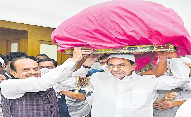 CM KCR Sends Chadhar To Ajmer Dargah - Sakshi