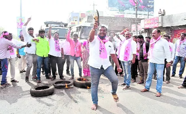 Tension In Warangal Over BJP Cadres Attacked TRS MLA Home - Sakshi