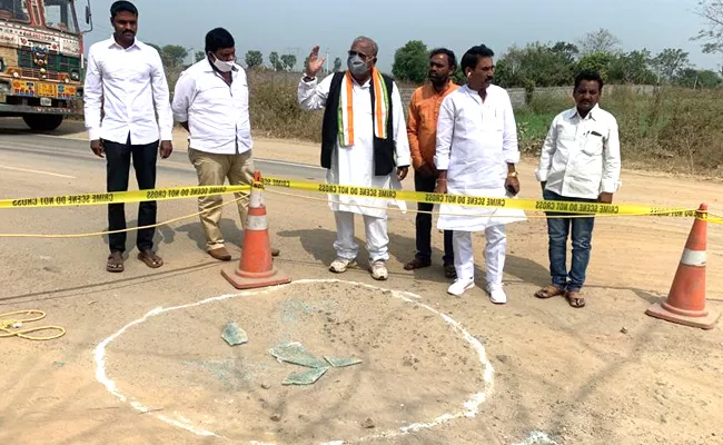 Congress Leader V Hanumantha Rao Visits Peddapalli Deceased Advocates Family - Sakshi