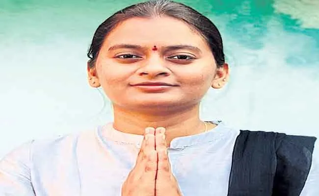 Young Doctor Narra Bhargavi Competing As Sarpanch Srikalahasti - Sakshi