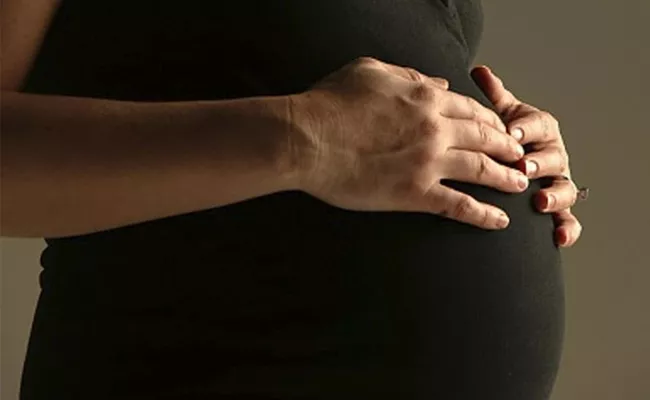 Man Attacked On 5 Months Pregnant Woman With Knife In Peddapalli - Sakshi