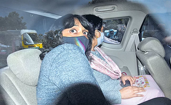 Disha Ravi sent to One day police custody - Sakshi