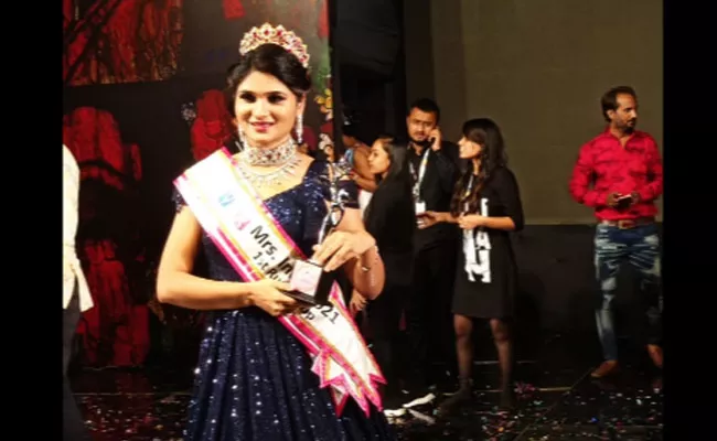 Women From Khammam Town Stands As Mrs India Runner Up - Sakshi