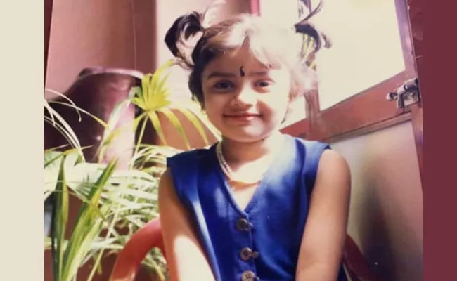 Anchor Sri Mukhi Shares Her Childwood Picture In Instagram - Sakshi