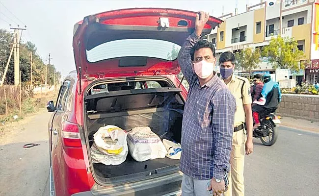 Currency Bundles In Car Caught By Police At Chevella - Sakshi