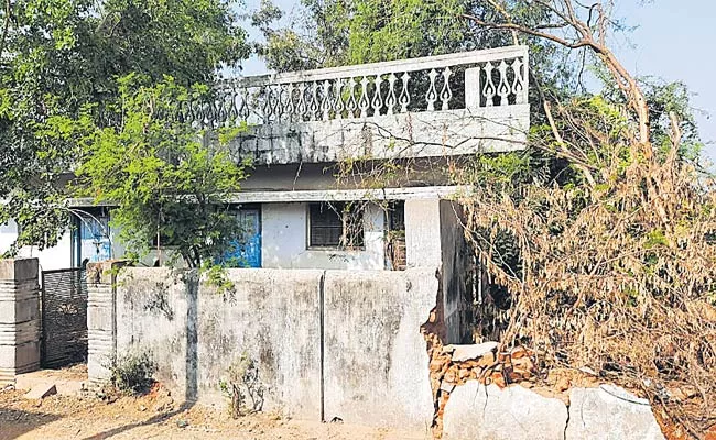 Whole Colony Is Vacate At jangaon District Over Fear Of Ghost  - Sakshi