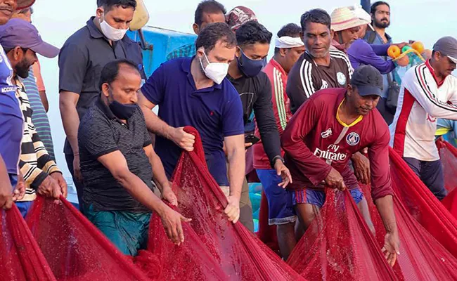 Rahul Gandhi jumps into sea to swim with fishermen - Sakshi