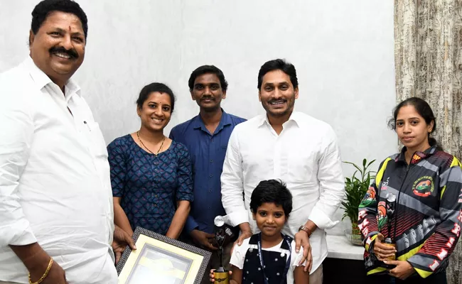 CM YS Jagan Appreciated And Rewarded 1 Lakh Rupees To Children - Sakshi