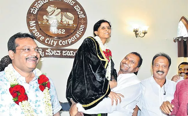 Rukmini Made Gowda Of JD(S) Elected As Mysuru Mayor - Sakshi