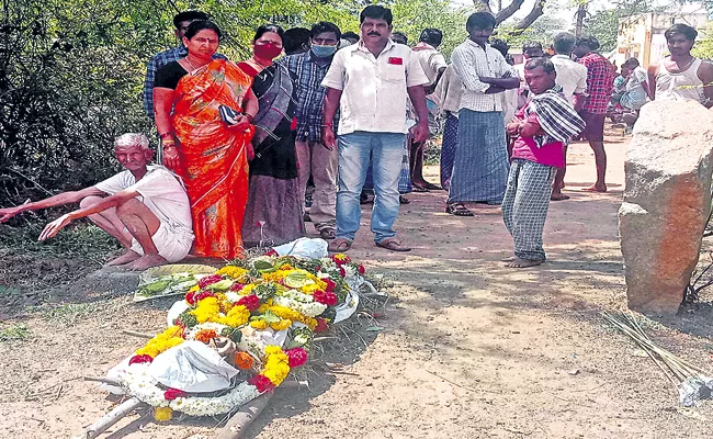 A woman interrupts an old woman funeral - Sakshi