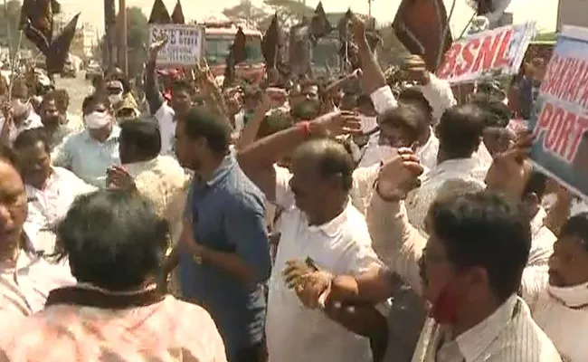 Workers Protest Against Privatization Of Visakhapatnam Steel Plant - Sakshi