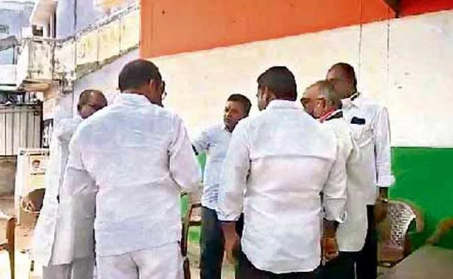 Congress Leaders Clash In Vishweshwar Reddy Birthday Celebrations - Sakshi