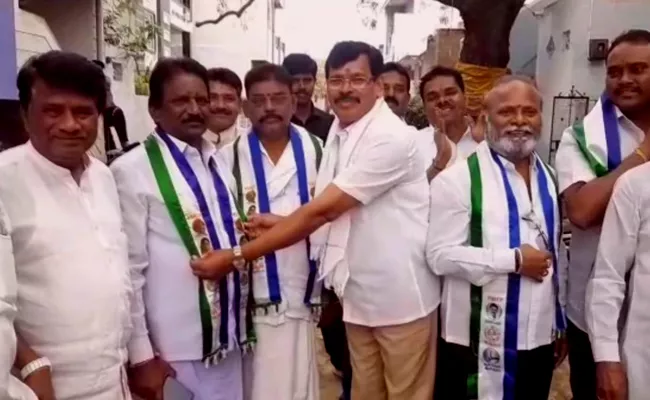 TDP Kalava Srinivasulu Followers Joined In YSRCP In Anantapur - Sakshi