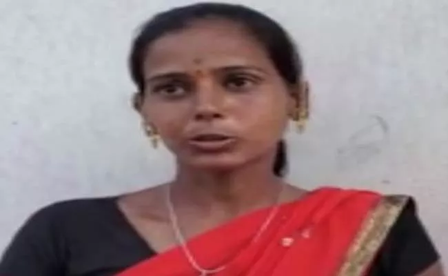 Woman Gives Mangalsutra To Traffic Police As Fine In Karnataka - Sakshi