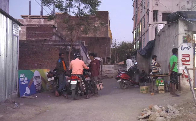 Wine Shop Owners Blocked Road For Drinkers In Mancherial - Sakshi