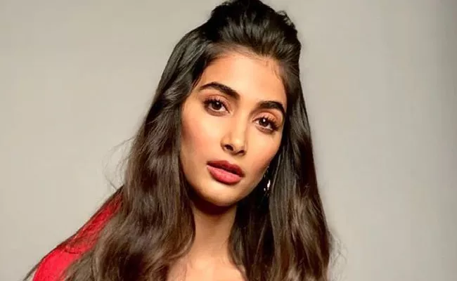 Pooja Hegde Reply Wins Hearts While Fan Ask Her Naked Photo - Sakshi