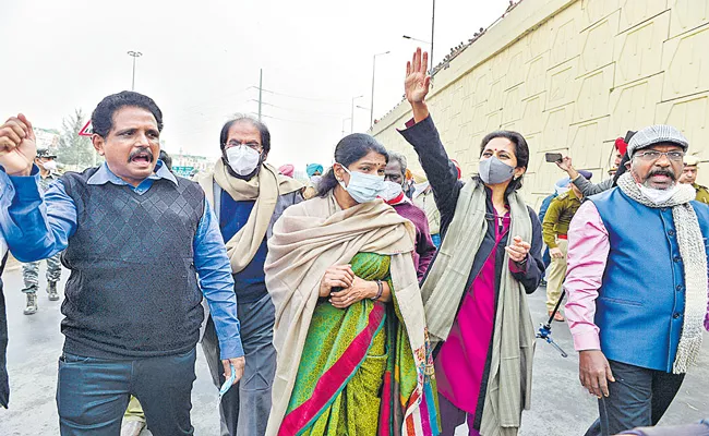 Opposition MPs prevented from meeting farmers at Ghazipur - Sakshi