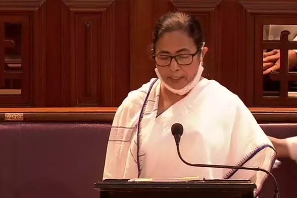 CM Mamata Banerjee Presents Budget in Assembly BJP Boycott - Sakshi