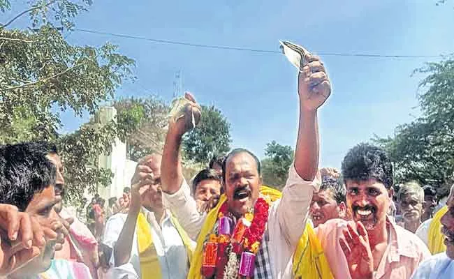 TDP Leaders Are Distributing Money To Voters - Sakshi