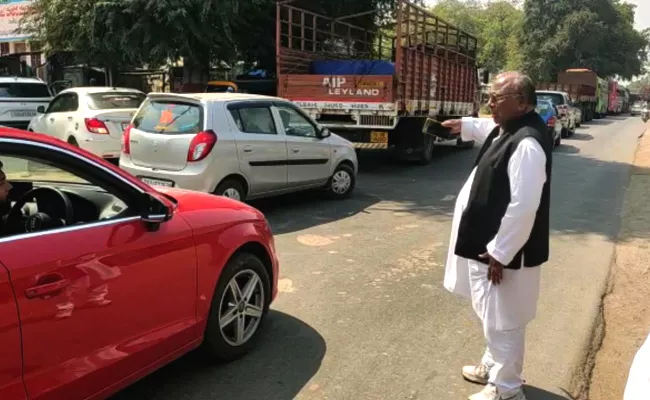 Congress Party Senior Leader V Hanumantha Rao Clears Traffic At Khammam - Sakshi